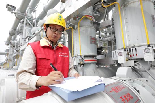 6月30日，國家電網工作人員在寧波500千伏甬港變進行投運啟動操作。