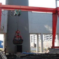 成都起重機廠家生產製造_抓鬥龍門吊圖片