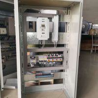 創新起重變頻電器櫃生產中