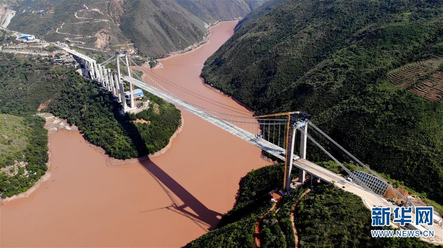 （專發新華網雲南、客戶端）雲南紅河高速公路懸索特大橋主跨成功合龍