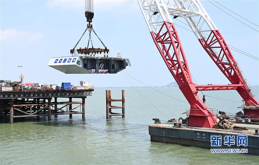 （經濟）（2）新建福廈鐵路泉州灣跨海大橋首榀鋼箱梁順利吊裝