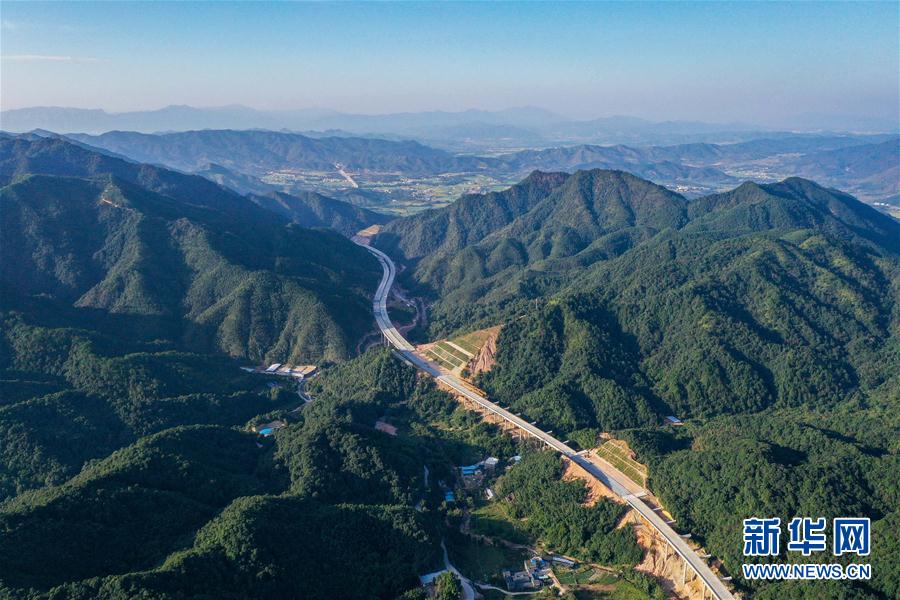 （經濟）（4）廣東：韶新高速鬆山隧道全線貫通