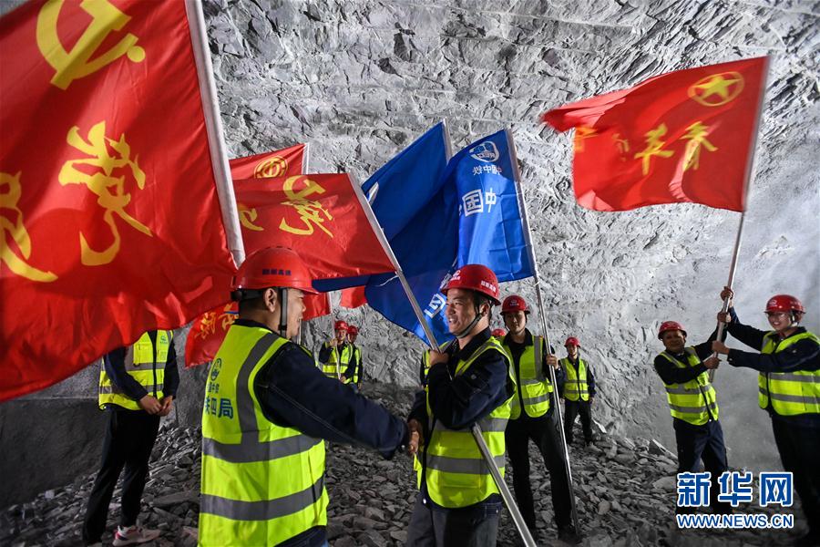 （經濟）（3）廣東：韶新高速鬆山隧道全線貫通