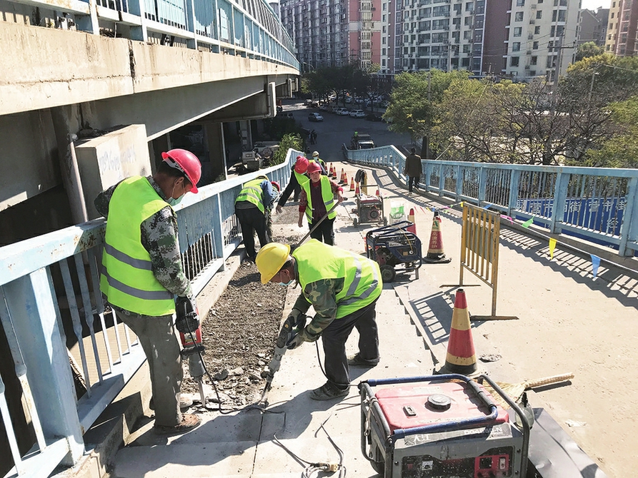 階改坡 路更暢 經六路跨鐵路橋通車16年後，輔道進行大改造上行方向左半幅階梯改坡道，下行方向新建坡道