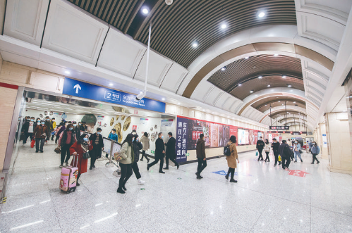 　　解放大路站是長春軌道交通1號線與2號線換乘站，寬敞的換乘大廳讓市民享受軌道交通出行的便利。 張揚 攝